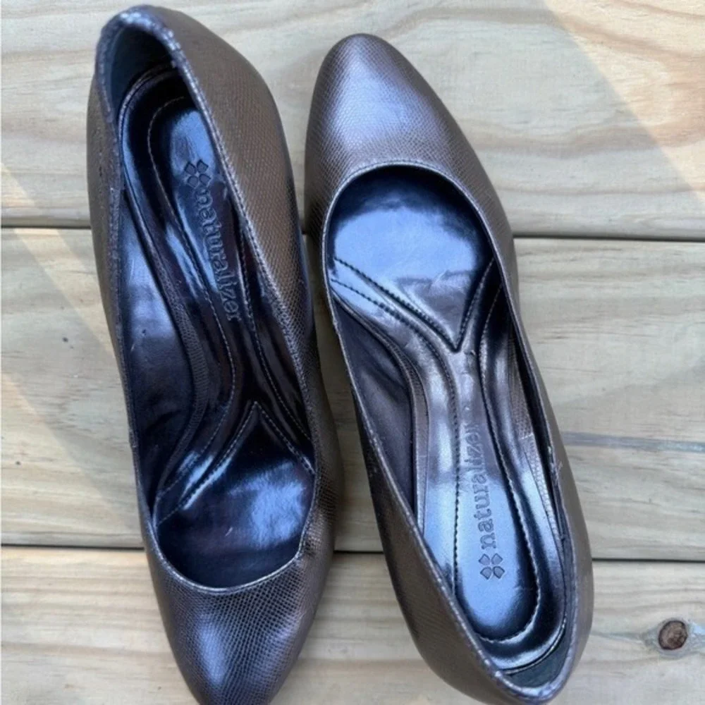 Naturalizer pumps featuring